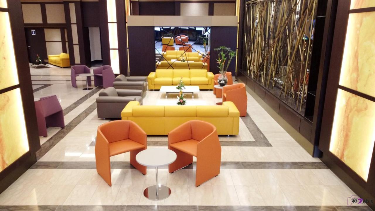 Krystal Palace Douala Exteriör bild