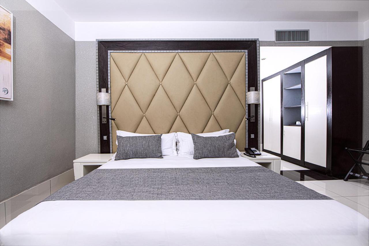 Krystal Palace Douala Exteriör bild