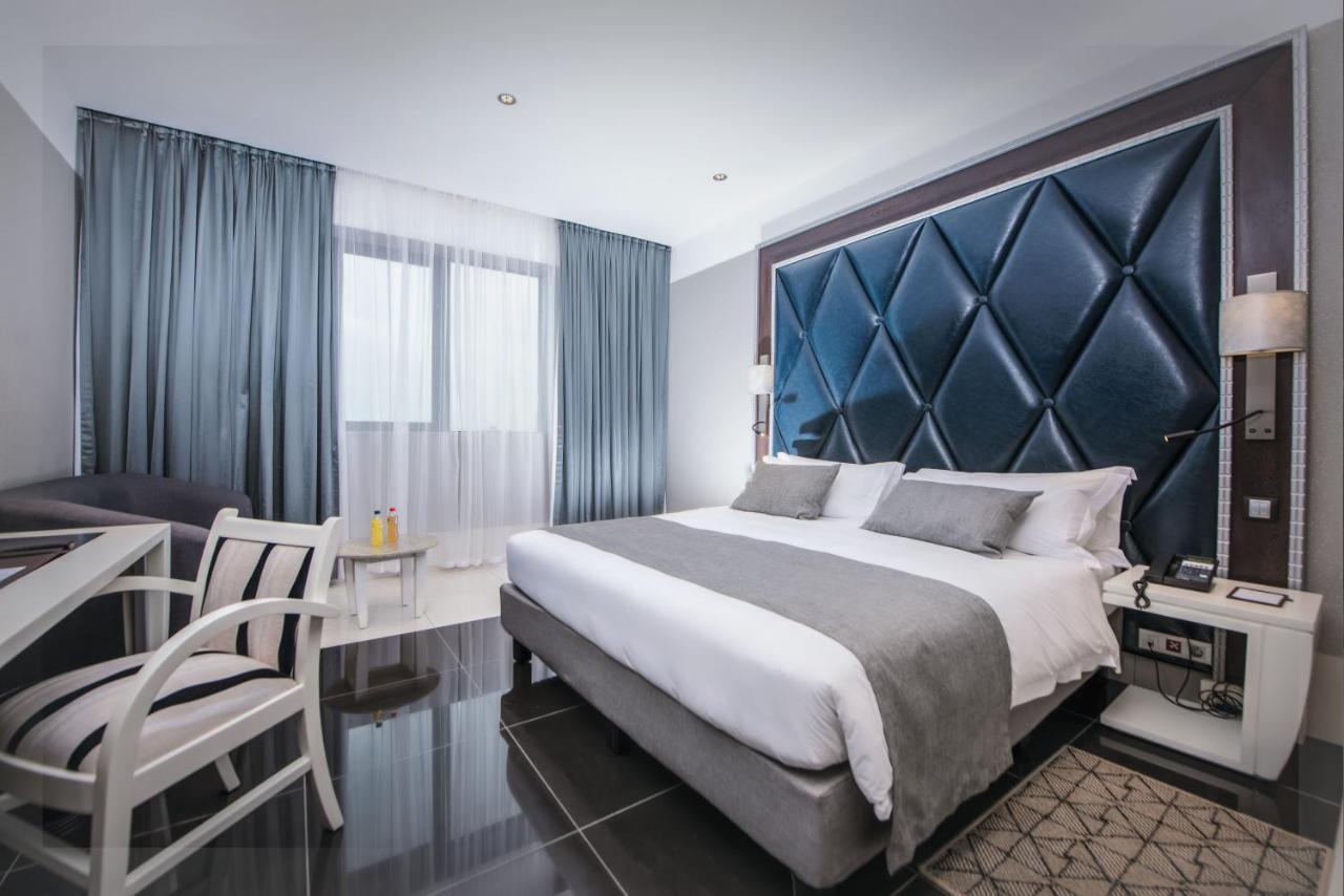Krystal Palace Douala Exteriör bild